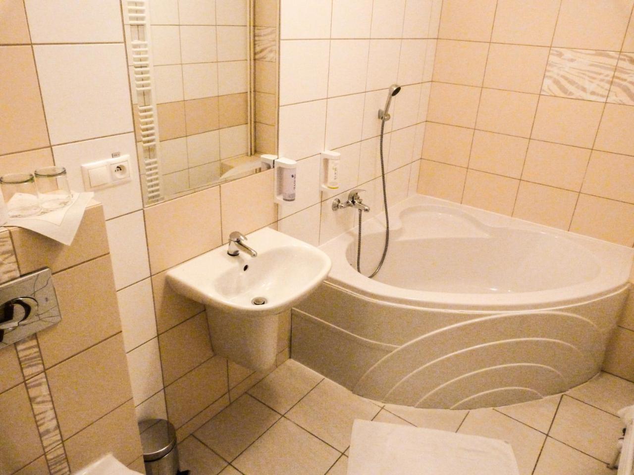 Elite Hotel Nova Dubnica Экстерьер фото