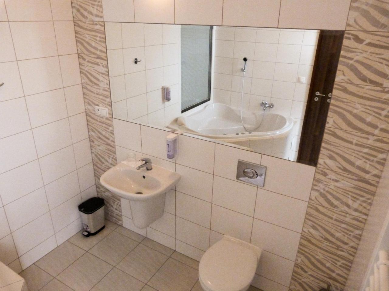 Elite Hotel Nova Dubnica Экстерьер фото
