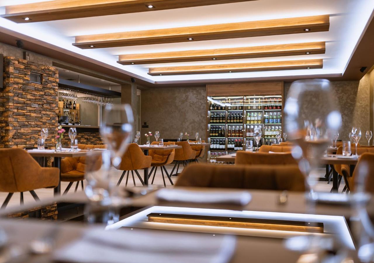 Elite Hotel Nova Dubnica Экстерьер фото